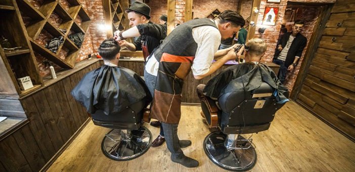 Мастера «BARRY BarberShop» за работой. Запишитесь по акции