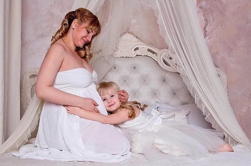 Фотосессия беременной мамы с дочкой в студии «BABYBOXSTUDIO» в Киеве. Оплачивайте по акции.