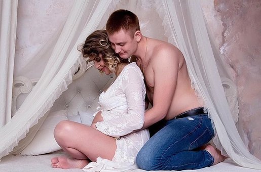 Фотосессия беременной с мужем в студии «BABYBOXSTUDIO» в Киеве. Оплачивайте по акции.
