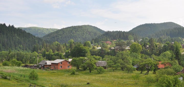 Панорамний вид на готель "Sribni-rossy" у Микулиничах. Бронюйте по акції.
