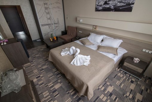 Кровать в номере Сан-Франциско в отеле  12th Floor Apartments в Одессе 