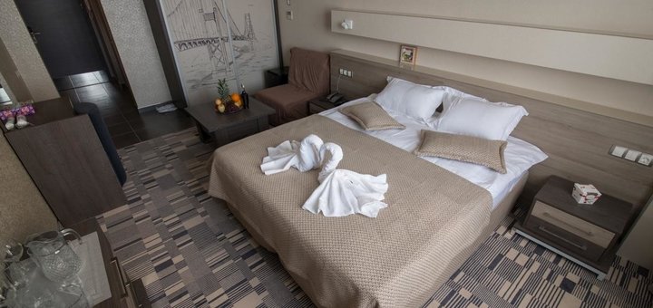 Кровать в номере Сан-Франциско в отеле  12th Floor Apartments в Одессе 