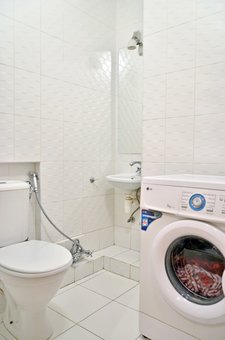Санвузол з пральною машинкою в двокімнатних апартаментах на позняках «wellcome-24» в києві. замовляйте по знижці.