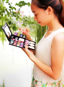 Professional palette of shadows mac in the online store &quot;milaza&quot; for the action