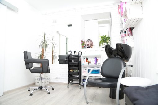 Стрижки з фарбуванням волосся у салоні «Cosmetology-Room-JOY» у Києві. Робіть зі знижкою.