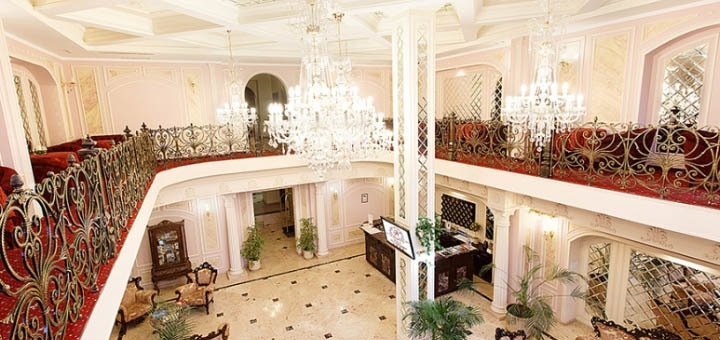 Холл отеля «Калифорния» в Одессе. Отдыхайте с комфортом по акции.