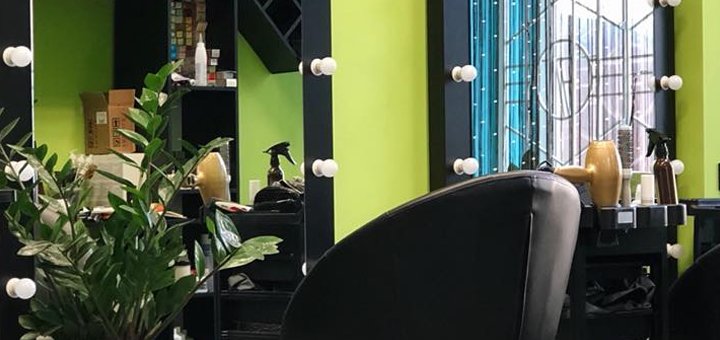 В салоне красоты Frisson Studio скидки на укладки и стрижки