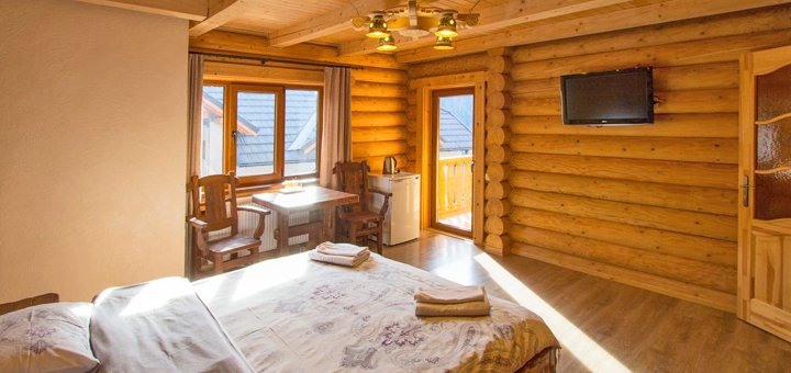 Hotel Knyazhiy Dvor in Yaremche book room