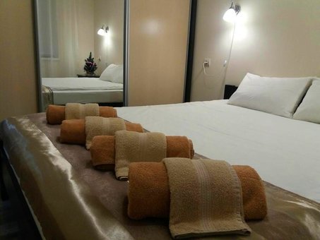 Спальня двокімнатних апартаментів у готелі Поляна Аква Резорт в Поляні. Бронюйте номер за знижкою.