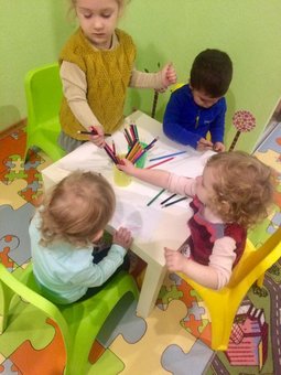 Розвиваючі заняття для малюків у дитячому садку «Lollipops» у Дніпрі. Записати дитину в садок за знижкою.