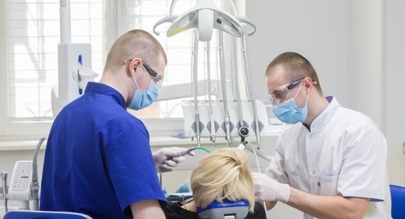 Лечение зубов в стоматологии «Denta.ua» в Киеве. Записаться на лечение зубов по скидке.