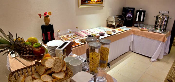 Завтраки в отеле «Fides hotel» в Стамбуле. Бронируйте номер по акции.