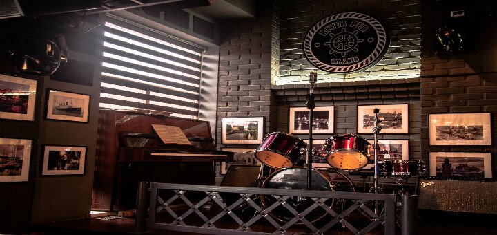 Сцена в кафе-баре «River Pub» в Виннице. Заказывайте блюда и напитки со скидкой.