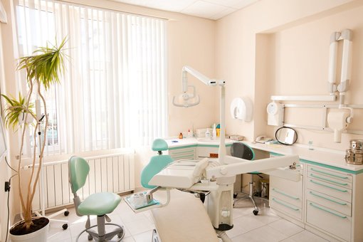 Dental office «Implant Start» in Kiev. Sign up for brushing your teeth for a promotion.