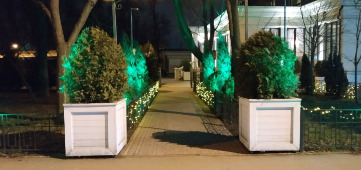 Літня тераса ресторану «Арт Хол» в Одесі. Забронювати ресторан зі знижкою.