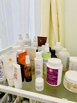 Профессиональный уход за лицом в студии косметологии «LaEsthetics» в Киеве. Записаться на процедуры со скидкой.