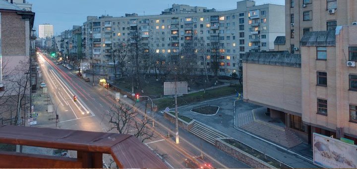 Вид из номера отеля «Pokrovsky» в Киеве. Забронировать номер в отеле «Покровский» сос кидкой. Недорогой отель в центре Киева.