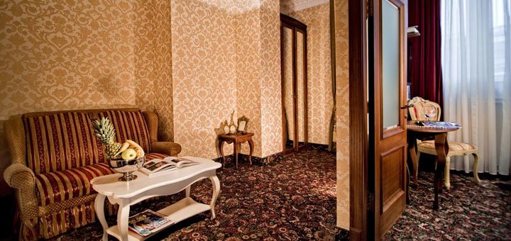Room at the Royal Hotel De Paris in Kyiv. Book a room with a discount. Hotels in the center of Kyiv. Inexpensive hotel in Kyiv.