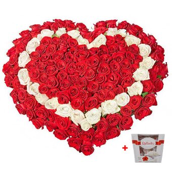 Bouquet of roses in the shape of a heart with delivery from «Bouquet 24». Order with a discount.