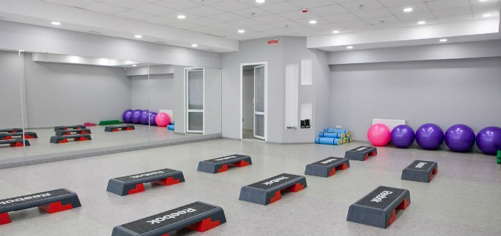 Фитнес зал в спорт-клубе «Fitness House» в Виннице. Покупайте абонементы на групповые занятия по скидке.