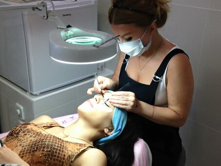 Eyelash extension at the dinail beauty salon in kherson. sign up for eyelash extension for a promotion