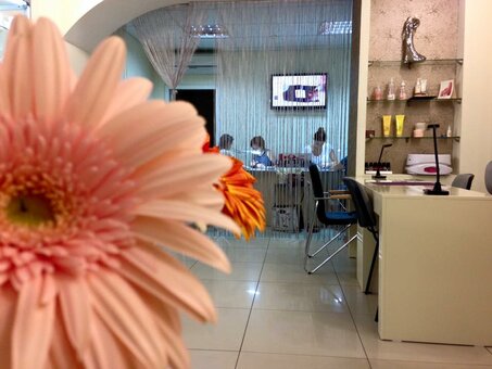 Beautician services at the dinail beauty salon in kherson. sign up for the services of a beautician for a promotion