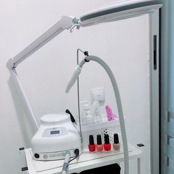 Nail extension at the dinail beauty salon in kherson. sign up with a discount
