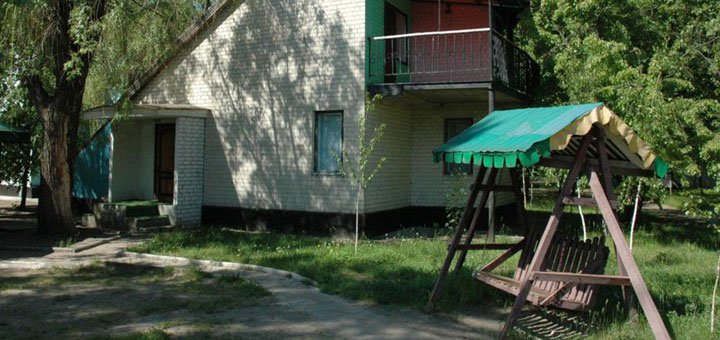 База відпочинку «Будівник» у Новомосковську. Недорогий відпочинок під Дніпром. Знижки у базах відпочинку у Новомосковську.