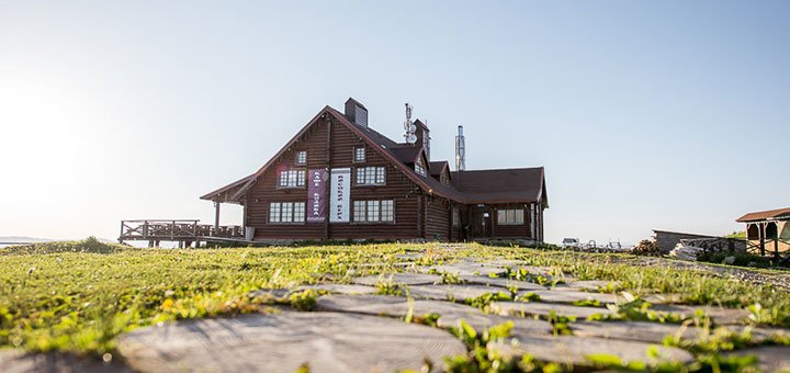 Дитячий майданчик у готельно-ресторанному комплексі «Захар Беркут» у Волосянці під Славському. Бронюйте готель в Карпатах зі знижкою.