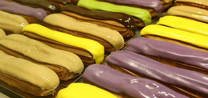 Вкусные эклеры в кондитерской Джемми