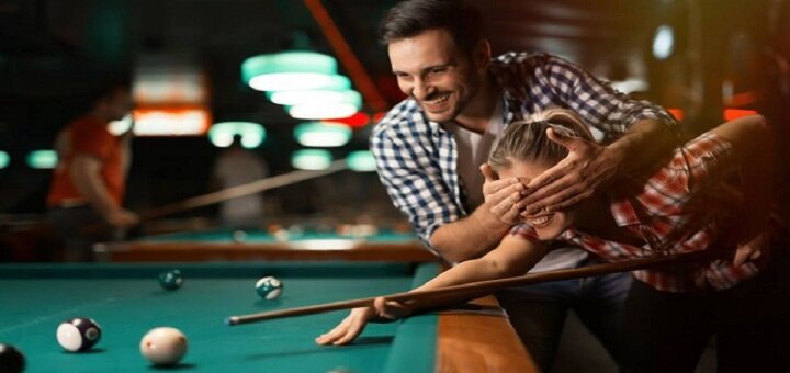 Billiards school at the comeback bar