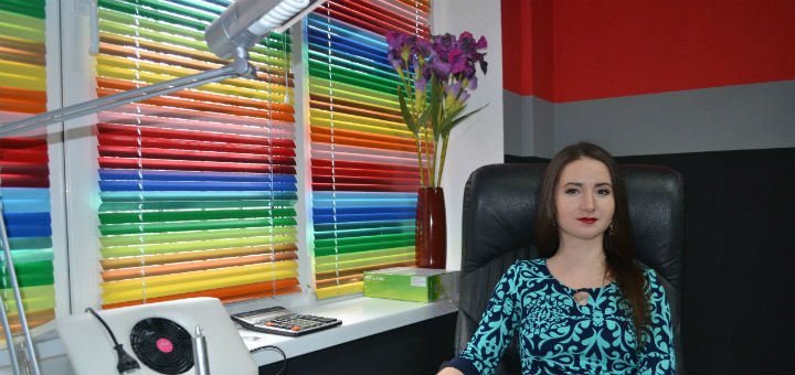Нейл-мастер салона красоты «Голден» в Виннице. Записывайтесь на маникюр и педикюр по скидке.