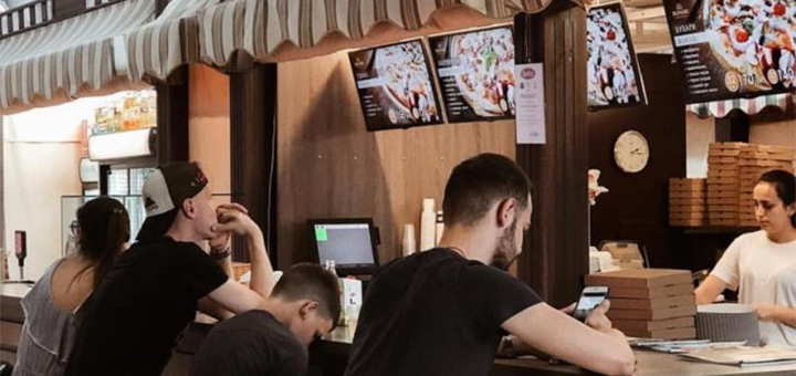Discount big pizzas in the pizzeria &quot;buhari&quot; on the sumy market