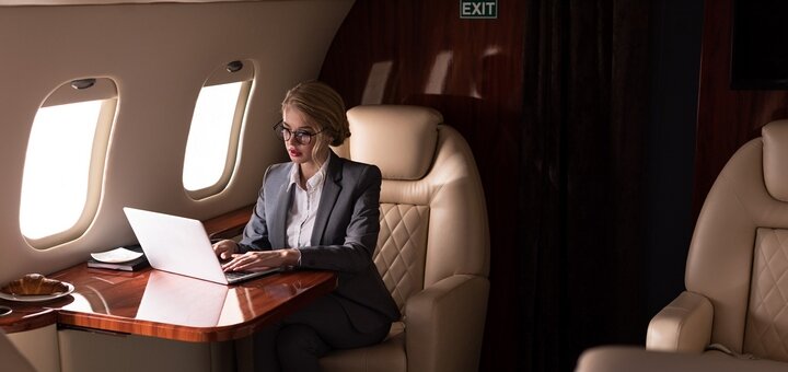 Ділова фотосесія в літаку від "SkyJetStudio" у Києві. Записатись по акції.