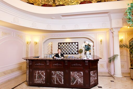 Цілодобовий ресепшн в готелі «Каліфорнія» в Одесі. Замовляйте номери зі знижкою.