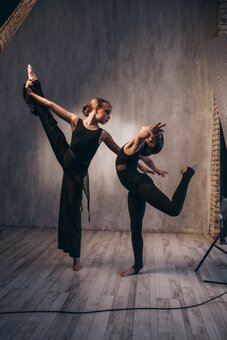 Обучение танцам в «Lysokon Dance Studio» в Киеве. Записаться в школу танцев по скидке.