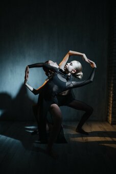 Занятия танцами в «Lysokon Dance Studio» в Киеве. Записаться в школу танцев по скидке.