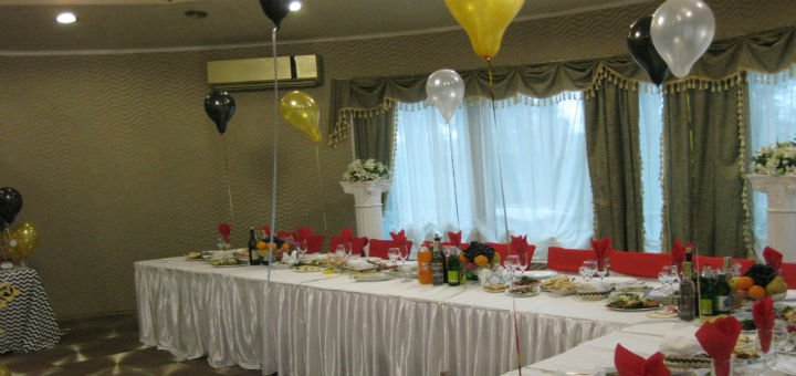 Banquet hall of the hotel and restaurant complex Zelenaya Dubrava near Poltava. Order a banquet menu for the promotion.