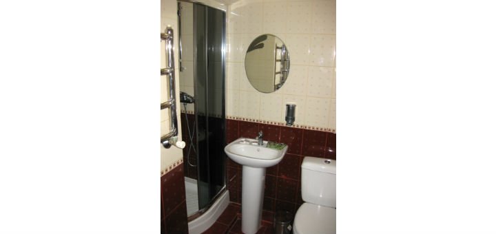 A bathroom in the rooms of the Green Dubrava hotel near Poltava. Book rooms at a discount.