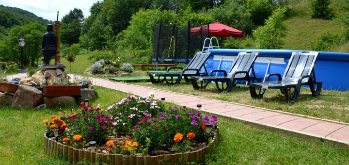 Private estate &quot;teremok&quot; in vyshka, transcarpathian region. book rooms in the carpathians for a promotion.