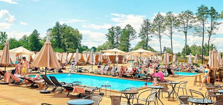 Yasnogorodka Family Ecopark. Relaxing by the pool