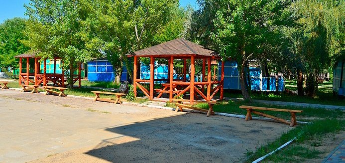 Альтанки на территории пансионата «Южная София» в Затоке. Планируйте отдых на Черном море по акции.
