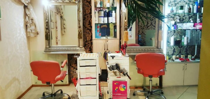 Hairdressing salon in the "Royal spa Relax" salon. Sign up for a haircut, dyeing and hair care at a discount.
