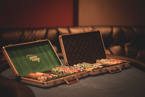 Playing poker at the GAME PLAY cyber club in Kiev. Book a time for the promotion.