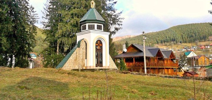 Околиці готельно-ресторанного комплексу «Крим» у Яремчі. Бронюйте відпочинок з акції.