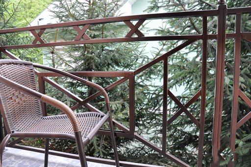 Зона отдыха на балконе в двухкомнатных апартаментах в усадьбе «Поляна Аква Резорт» на Закарпатье. Бронируйте номера по акции.