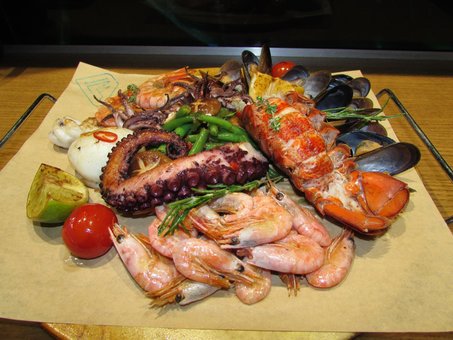 Fish shop-restaurant &quot;flagman&quot;. discounts on dishes