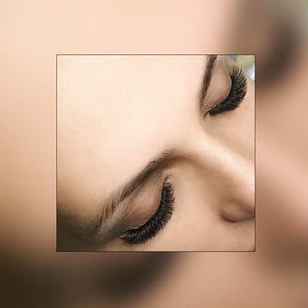 Голлівудське нарощування вій у салоні «Майстерня краси» у Києві. Записуйтесь по акції.