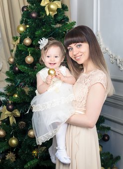 Фотозйомка біля новорічної ялинки з фотографом Владиславом Леві у Дніпрі. Записуйтесь за знижкою.