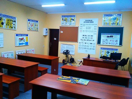 Курси водіння Харківське шосе в автошколі "Індикар". Оплачуйте водійські курси зі знижки.